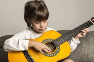 Julie, 6 ans, débute la guitare