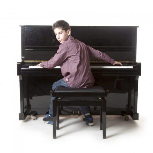 enfant jouant du piano