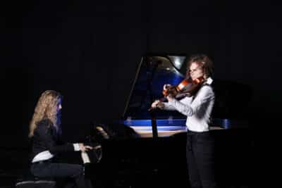 Deux jeunes élèves en concert